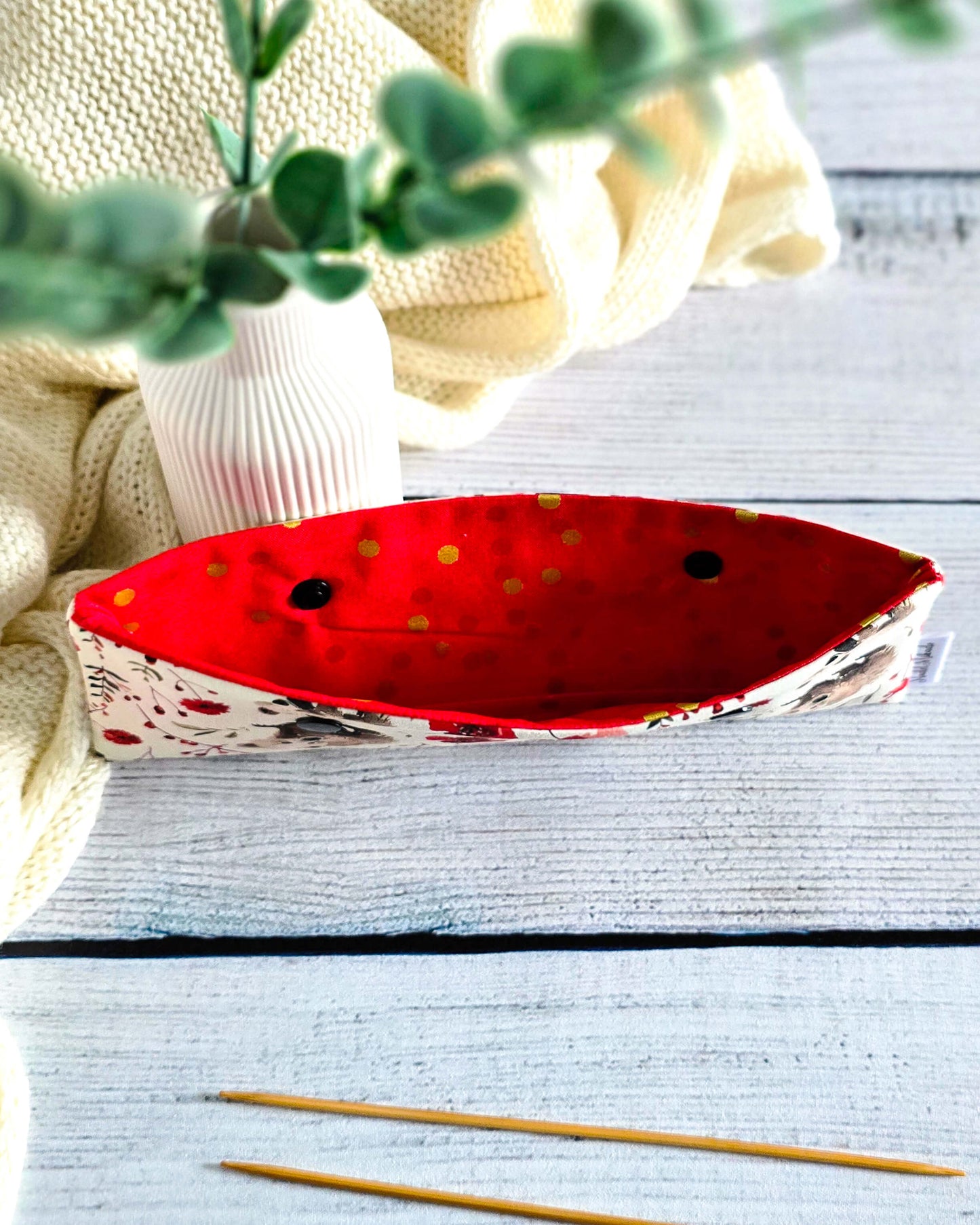 Nadelgarage 20 cm Little Bears – Bärenmotiv mit roten Blumen, handmade in Bayern von Nadelmikado