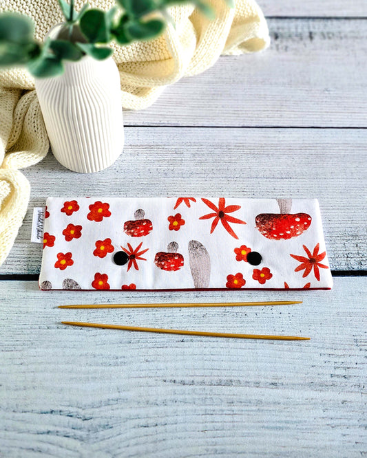 Nadelgarage 20 cm Red Mushrooms – handgemacht aus Baumwolle mit Fliegenpilz-Motiv - Bayern, Nadelmikado