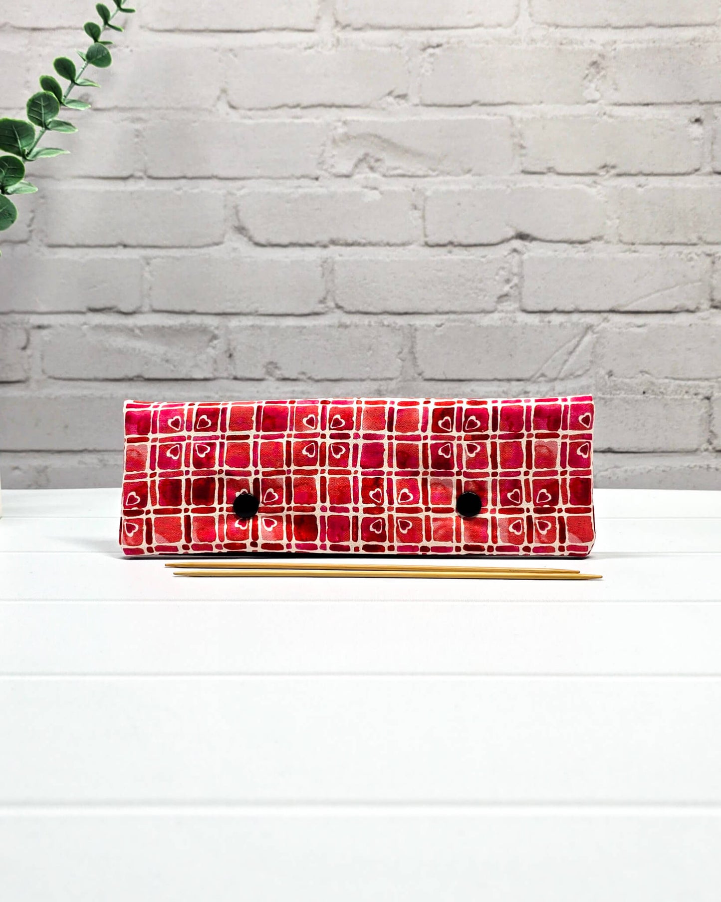 Nadelgarage 20 cm mit rotem Karomuster für Nadelspiele, handgenäht in Bayern von Nadelmikado