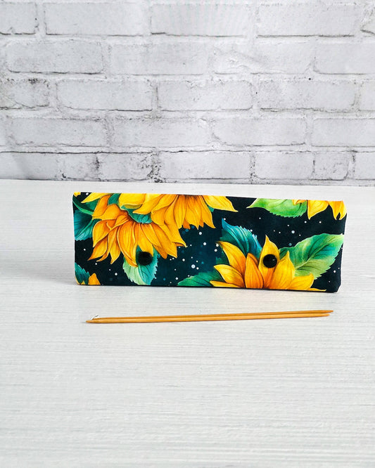 Nadelgarage für 20cm Nadelspiele aus Baumwollstoffen mit Sonnenblumenmotiv - handgenäht in Bayern von Nadelmikado