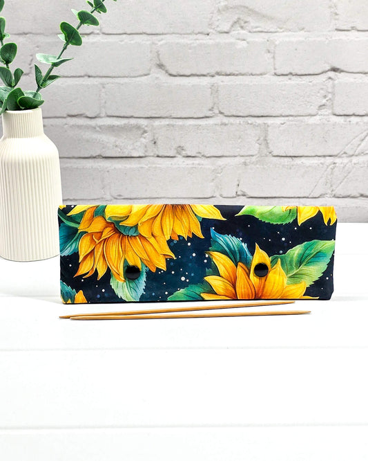 Nadelgarage für 20cm Nadelspiele aus Baumwollstoffen mit Sonnenblumenmotiv - handgenäht in Bayern von Nadelmikado