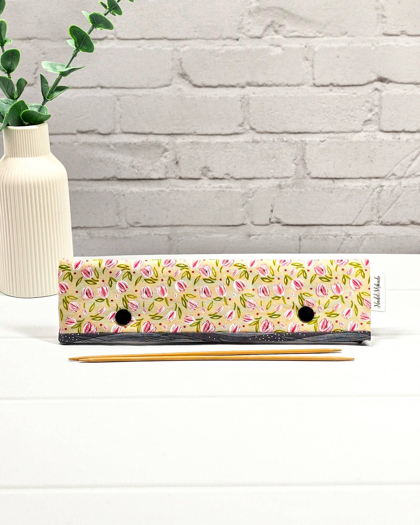 Nadelgarage für 20 cm Nadelspiele mit vielen kleinen rosa Tulpen auf lindgrünem/beigem Stoff und zwei schwarzen Druckknöpfen. Handgenäht in Bayern von Nadelmikado