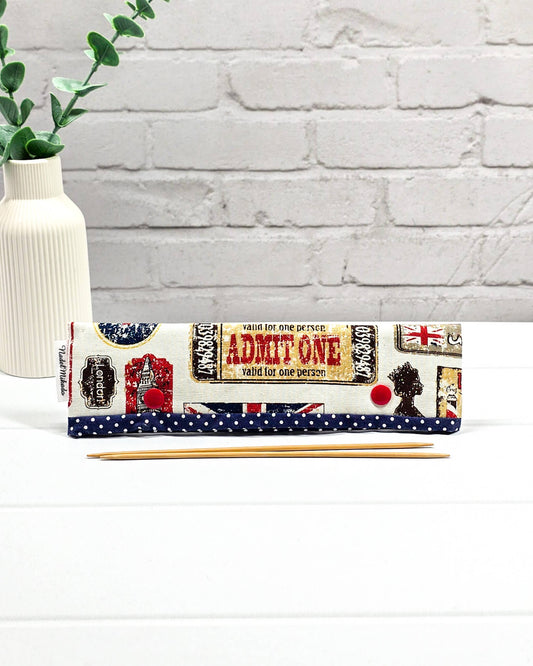 Nadelgarage für 20 cm Nadelspiele mit Vintage-Motiven (USA-Flagge, London-Taxi) und roten Druckknöpfen auf cremefarbenem Stoff. Handgenäht in Bayern von Nadelmikado