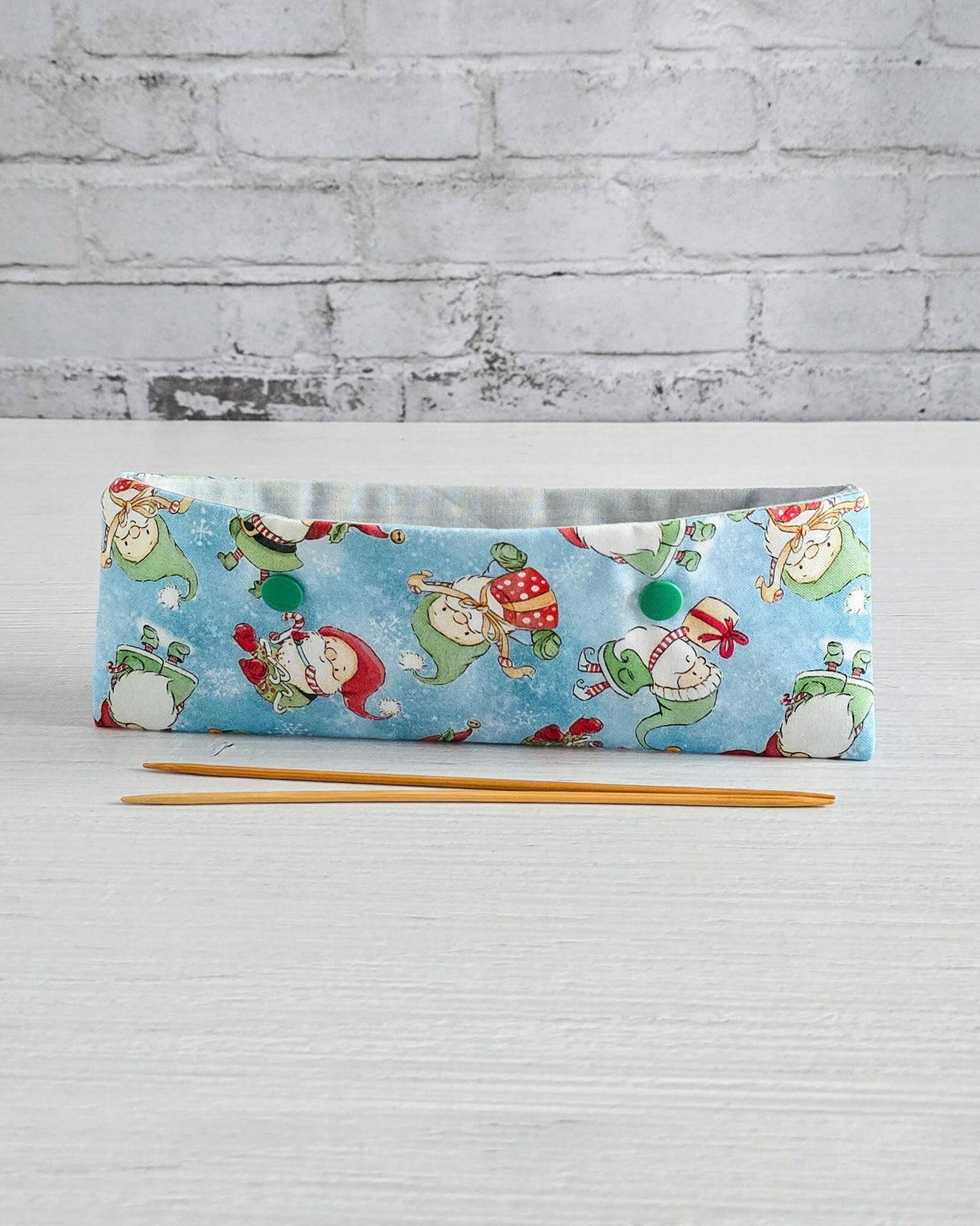 Nadelgarage 20 cm mit Wichtelmotiv auf blauem Stoff - handgenäht in Bayern von Nadelmikado