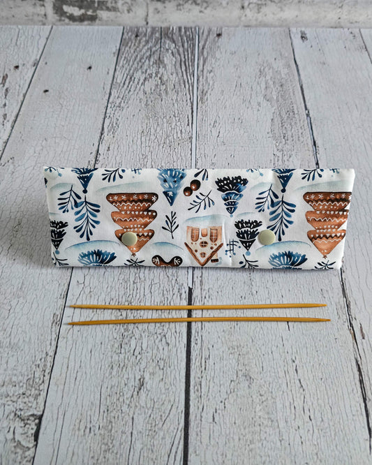 Nadelgarage 20 cm Winter Village mit Häuser- und Tannenmotiv - handgenäht in Bayern von Nadelmikado