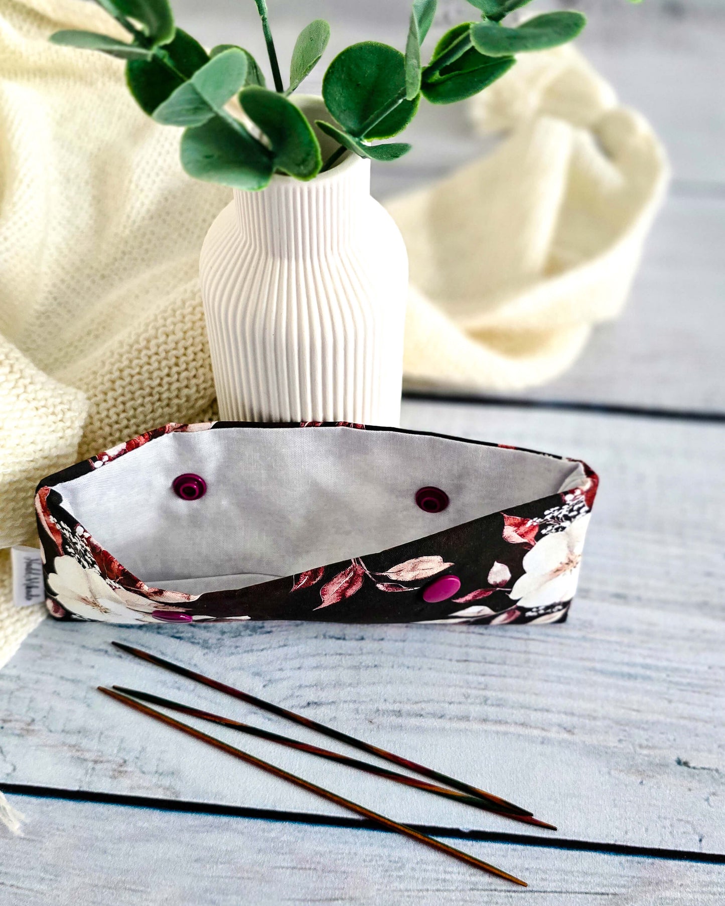 Nadelgarage Autumn Blossom – Stricknadel-Aufbewahrung mit Blütendesign, handgenäht in Bayern von Nadelmikado