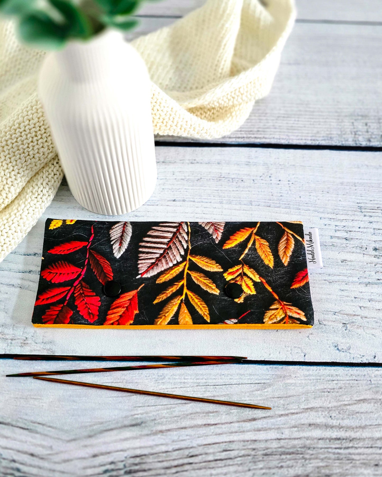 Nadelgarage Autumn Leaves – Stricknadel-Aufbewahrung mit Blätterdesign, handgenäht in Bayern von Nadelmikado
