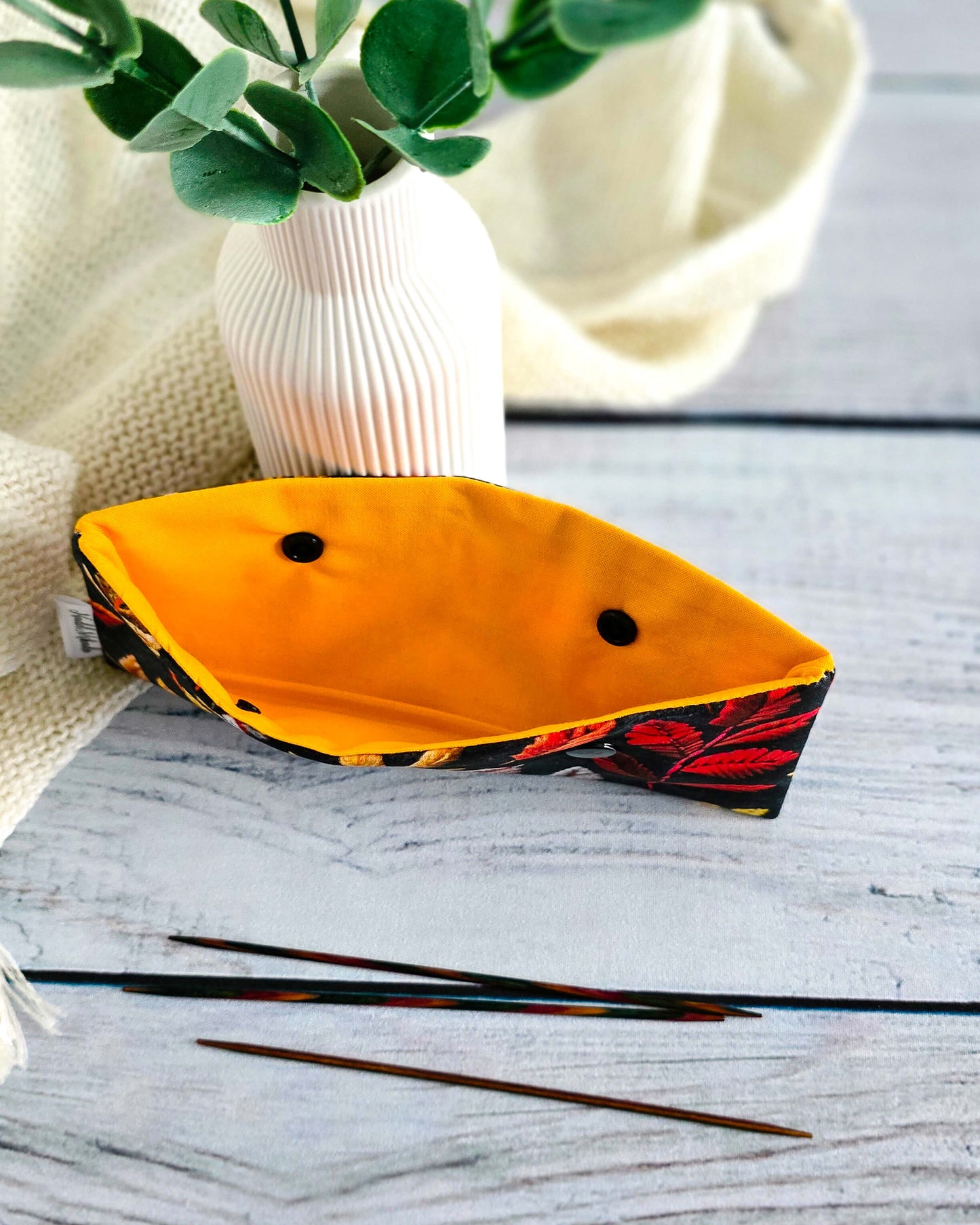 Nadelgarage Autumn Leaves – Stricknadel-Aufbewahrung mit Blätterdesign, handgenäht in Bayern von Nadelmikado