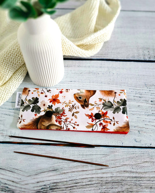 Nadelgarage Autumn Squirrel, Stricknadel-Aufbewahrung mit Eichhörnchenmotiv, Bayern, handgenäht von Nadelmikado