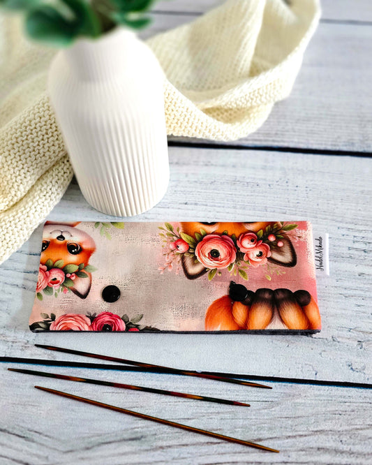 Nadelgarage Foxy Bloom, Stricknadel-Aufbewahrung mit Fuchs- und Blumenmotiv, Bayern, handgenäht von Nadelmikado