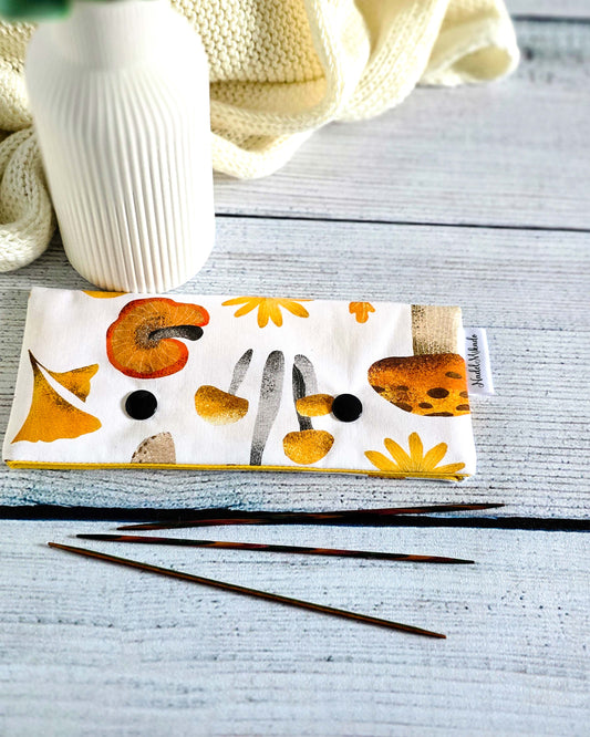 Nadelgarage Golden Shrooms – herbstliches Pilzmotiv in Gelb und Braun, handgenäht in Bayern von Nadelmikado