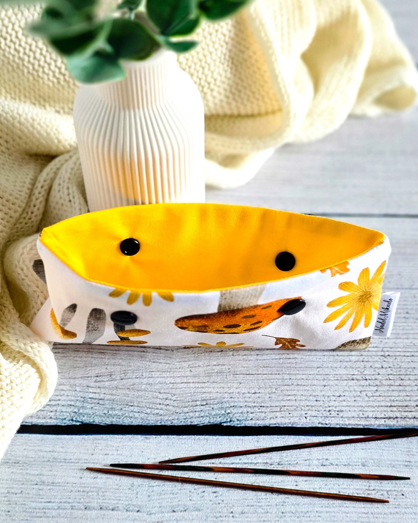 Nadelgarage Golden Shrooms – herbstliches Pilzmotiv in Gelb und Braun, handgenäht in Bayern von Nadelmikado