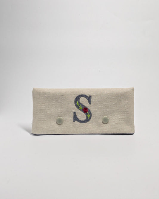 Personalisierte Nadelgarage Grau mit Monogramm – Nadelmikado – handgenäht in Bayern