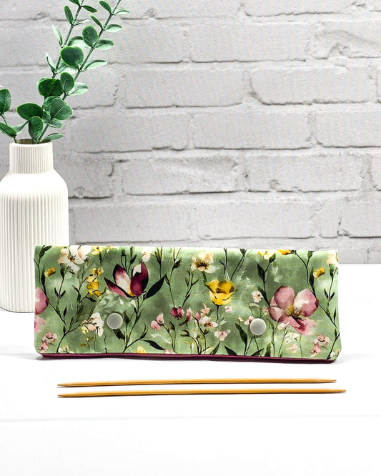Lange Nadelgarage für 20cm Nadelspiele mit buntem Wildblumenmotiv auf salbeigrünem Grund und zwei hellgrauen Druckknöpfen. Handgenäht in Bayern von Nadelmikado.