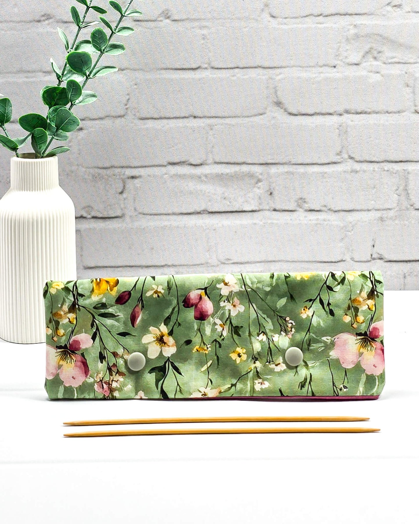 Lange Nadelgarage für 20cm Nadelspiele mit buntem Wildblumenmotiv auf salbeigrünem Grund und zwei hellgrauen Druckknöpfen. Handgenäht in Bayern von Nadelmikado.
