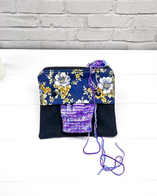 Nadelgarage Plus 15 cm mit weißen und gelben Blüten auf dunkelblauem Stoff - handgenäht in Bayern von Nadelmikado