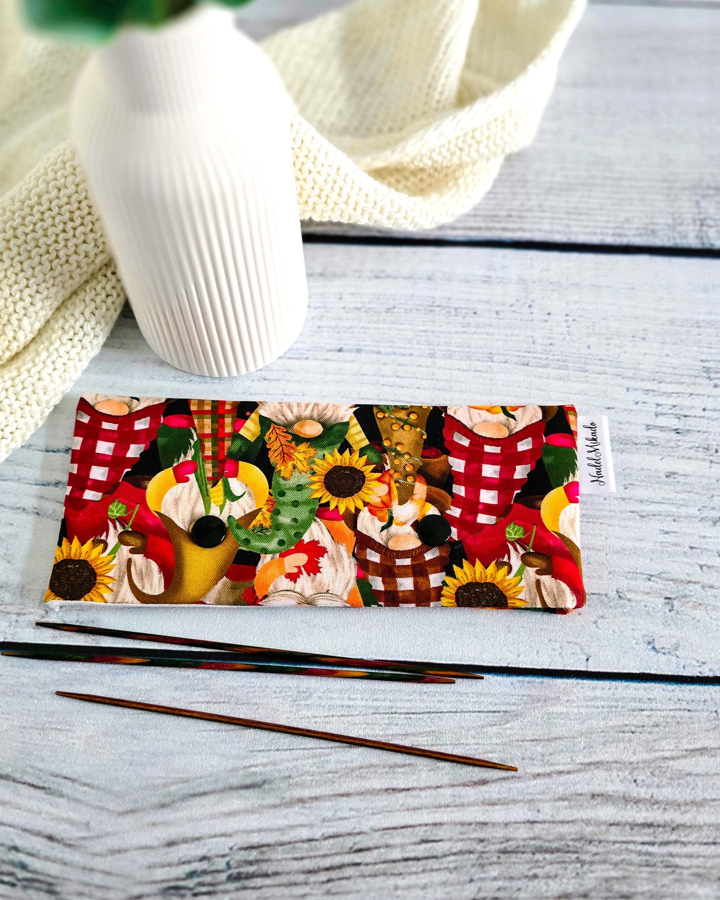 Nadelgarage Pumpkin Gnomes – Stricknadel-Aufbewahrung mit Wichtelmotiv, Bayern, handgenäht von Nadelmikado