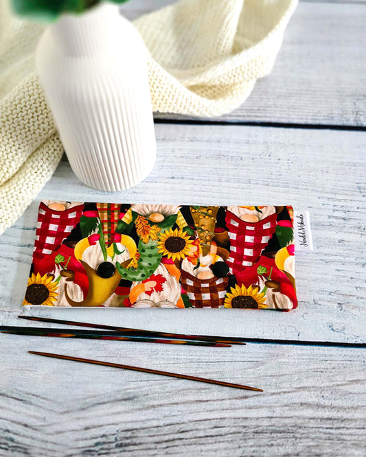 Nadelgarage Pumpkin Gnomes – Stricknadel-Aufbewahrung mit Wichtelmotiv, Bayern, handgenäht von Nadelmikado