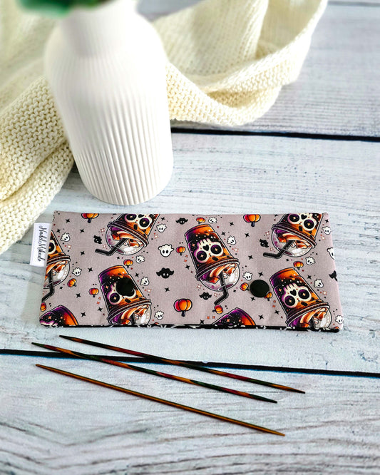 Nadelgarage Spooky Drinks von Nadelmikado, gepolstert und mit Druckknopf verschließbar