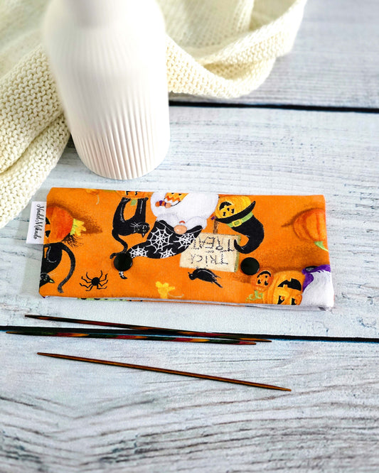 Nadelgarage Spooky Gnomes – Halloween-Stricknadel-Aufbewahrung in Orange, handgenäht in Bayern von Nadelmikado