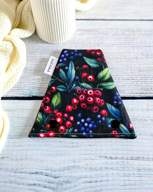 Nadelgarage Trio Berry Bloom – Beerendesign in Rot und Blau, handmade in Bayern von Nadelmikado