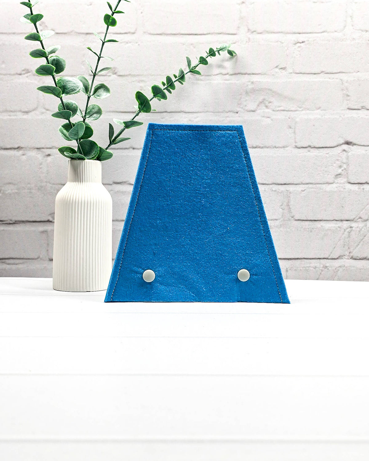 Nadelgarage für Trio-Stricknadeln aus leuchtend blauem Filz mit zwei hellen Druckknöpfen und abgesteppten Rändern. Handgenäht in Bayern von Nadelmikado.