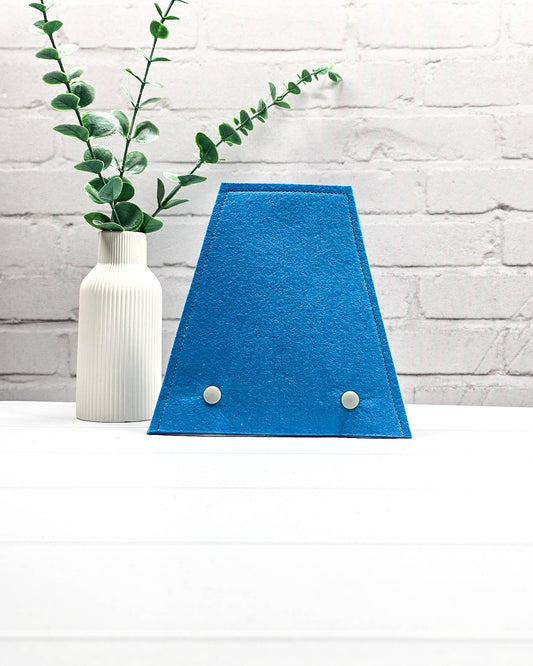 Nadelgarage für Trio-Stricknadeln aus leuchtend blauem Filz mit zwei hellen Druckknöpfen und abgesteppten Rändern. Handgenäht in Bayern von Nadelmikado.