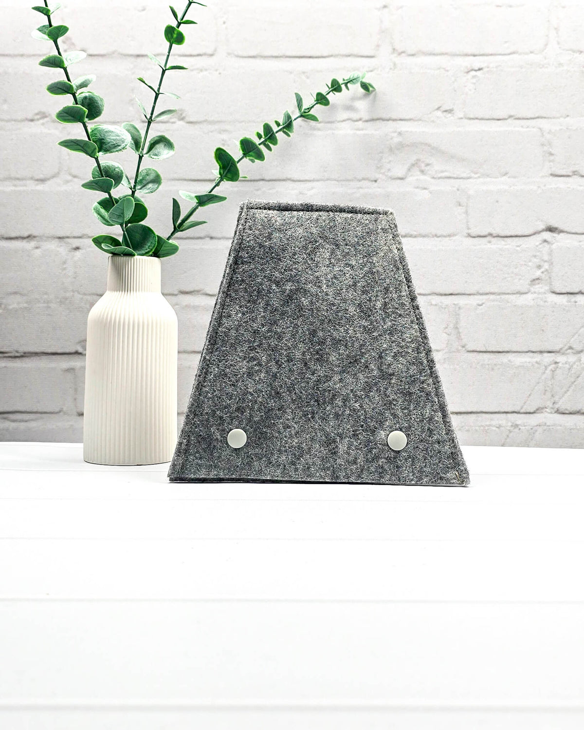 Nadelgarage Trio aus hellgrauem Filz für Stricknadeln mit Druckknöpfen. Handgenäht in Bayern von Nadelmikado.