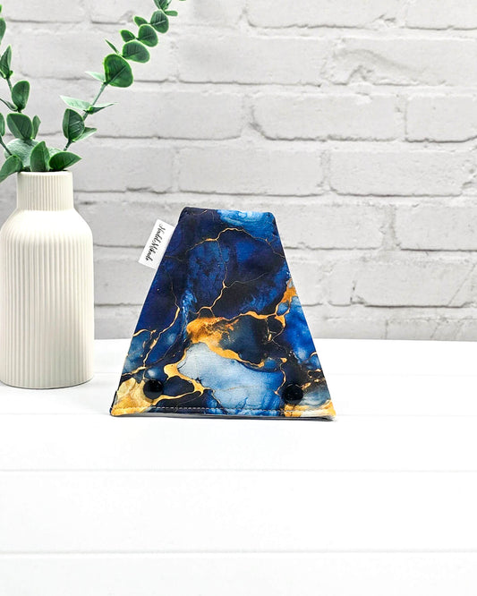 Nadelgarage Trio Golden Lines – Blau-Gold-Design, handgenäht in Bayern von Nadelmikado