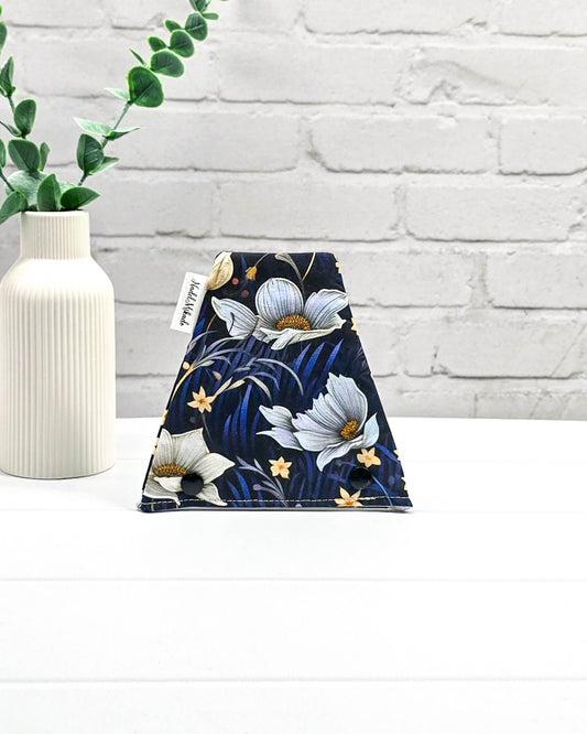 Nadelgarage Trio Midnight Bloom – florales Design in Blau und Creme, handgenäht in Bayern von Nadelmikado