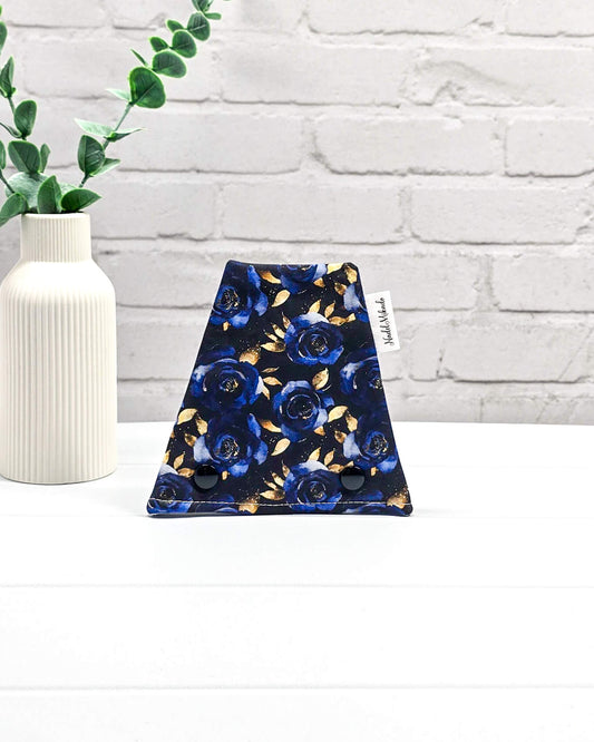 Nadelgarage Trio Midnight Blooms – Rosenmotiv in Dunkelblau mit Goldakzenten - Handmade in Bayern von Nadelmikado