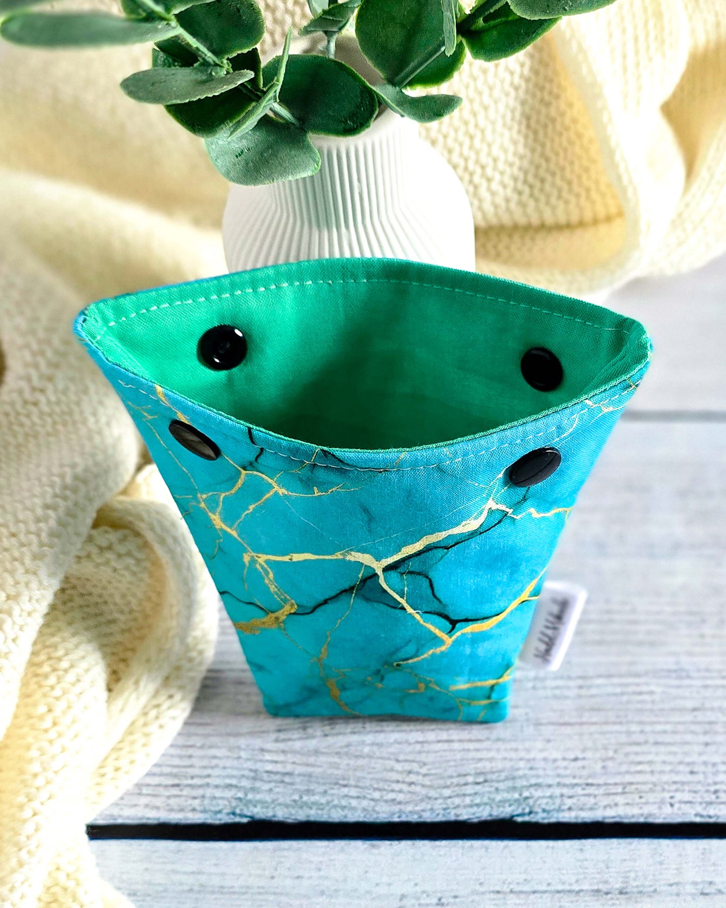 Nadelgarage Trio Ocean Marble – türkis-goldenes Marmormuster, handgenäht in Bayern von Nadelmikado