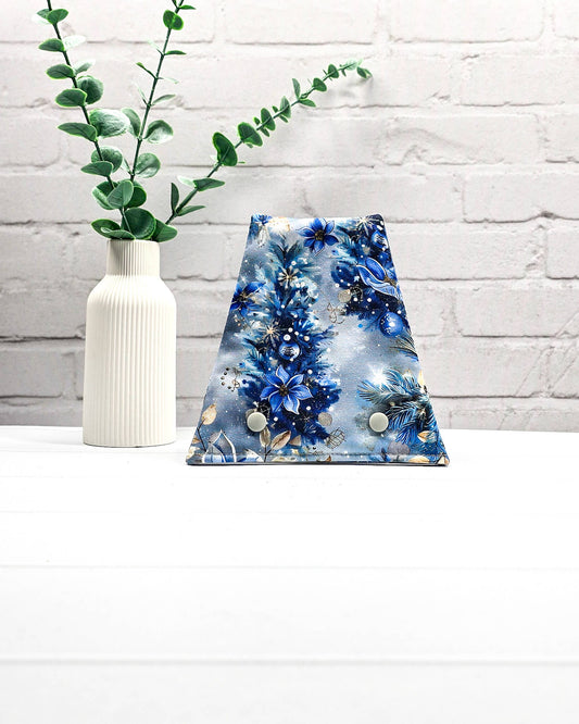 Nadelgarage für Trio-Stricknadeln mit winterlichem Weihnachtsmotiv in Blau, Tannenzweigen, Blumen und Kugeln sowie zwei hellen Druckknöpfen. Handgenäht in Bayern von Nadelmikado.