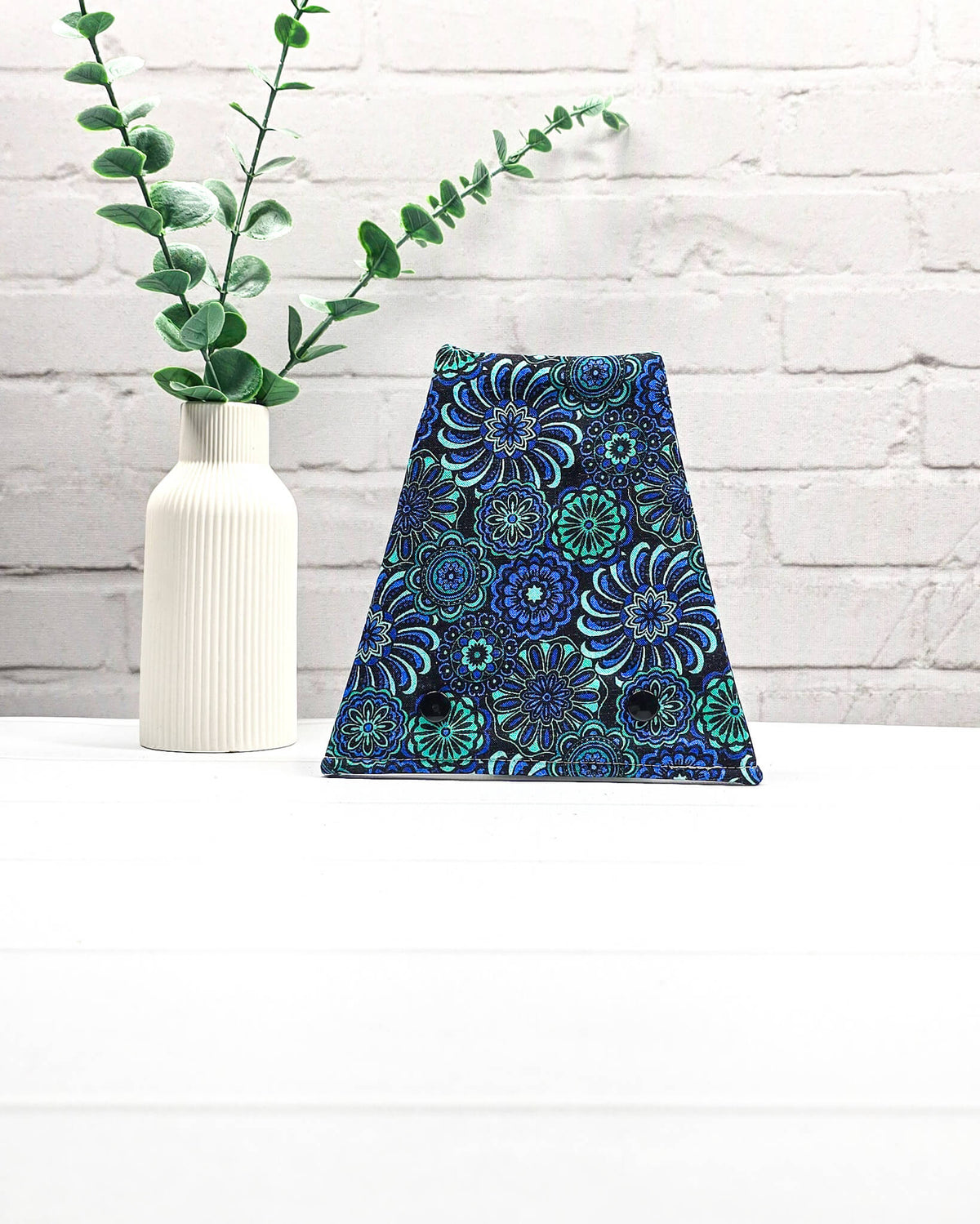Nadelgarage für Trio-Stricknadeln mit floralen Ornamenten in Blau, Türkis und Schwarz sowie zwei schwarzen Druckknöpfen. Handgenäht in Bayern von Nadelmikado.