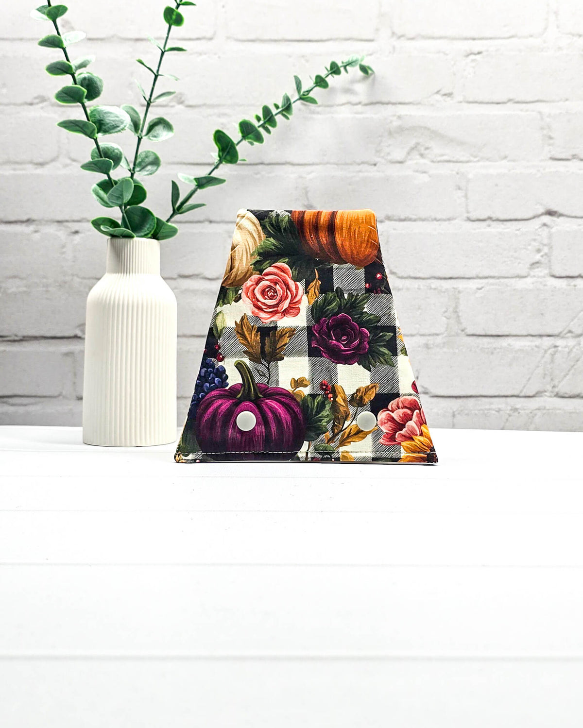 Nadelgarage für Trio-Stricknadeln mit Sonnenblumen, Kürbissen und herbstlichem Muster in Gelb, Orange, Grün und Schwarz-Weiß mit zwei hellen Druckknöpfen. Handgenäht in Bayern von Nadelmikado.