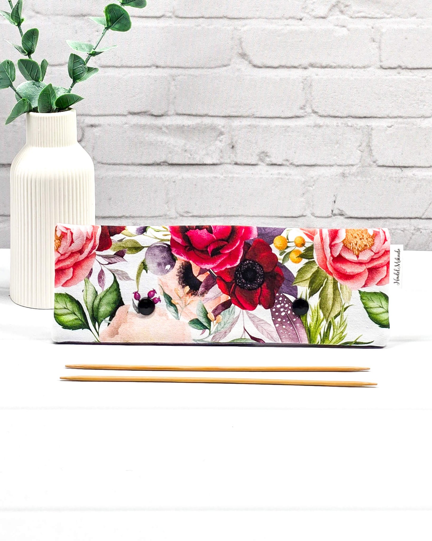 Nadelgarage „Berry Bloom“ für 20 cm Nadelspiele mit zwei Druckknöpfen, handgenäht von Nadelmikado aus Bayern