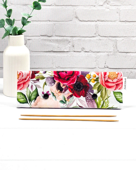 Nadelgarage „Berry Bloom“ für 20 cm Nadelspiele mit zwei Druckknöpfen, handgenäht von Nadelmikado aus Bayern