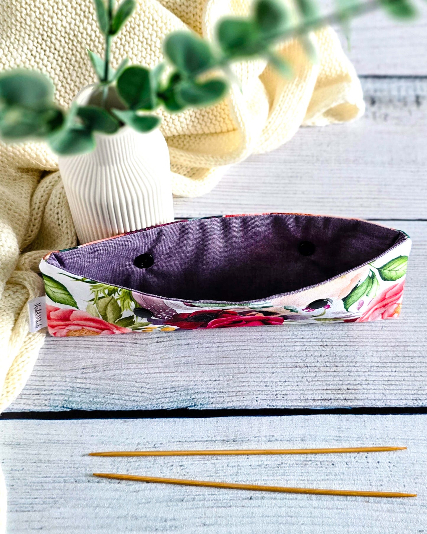 Nadelgarage „Berry Bloom“ für 20 cm Nadelspiele mit zwei Druckknöpfen, handgenäht von Nadelmikado aus Bayern