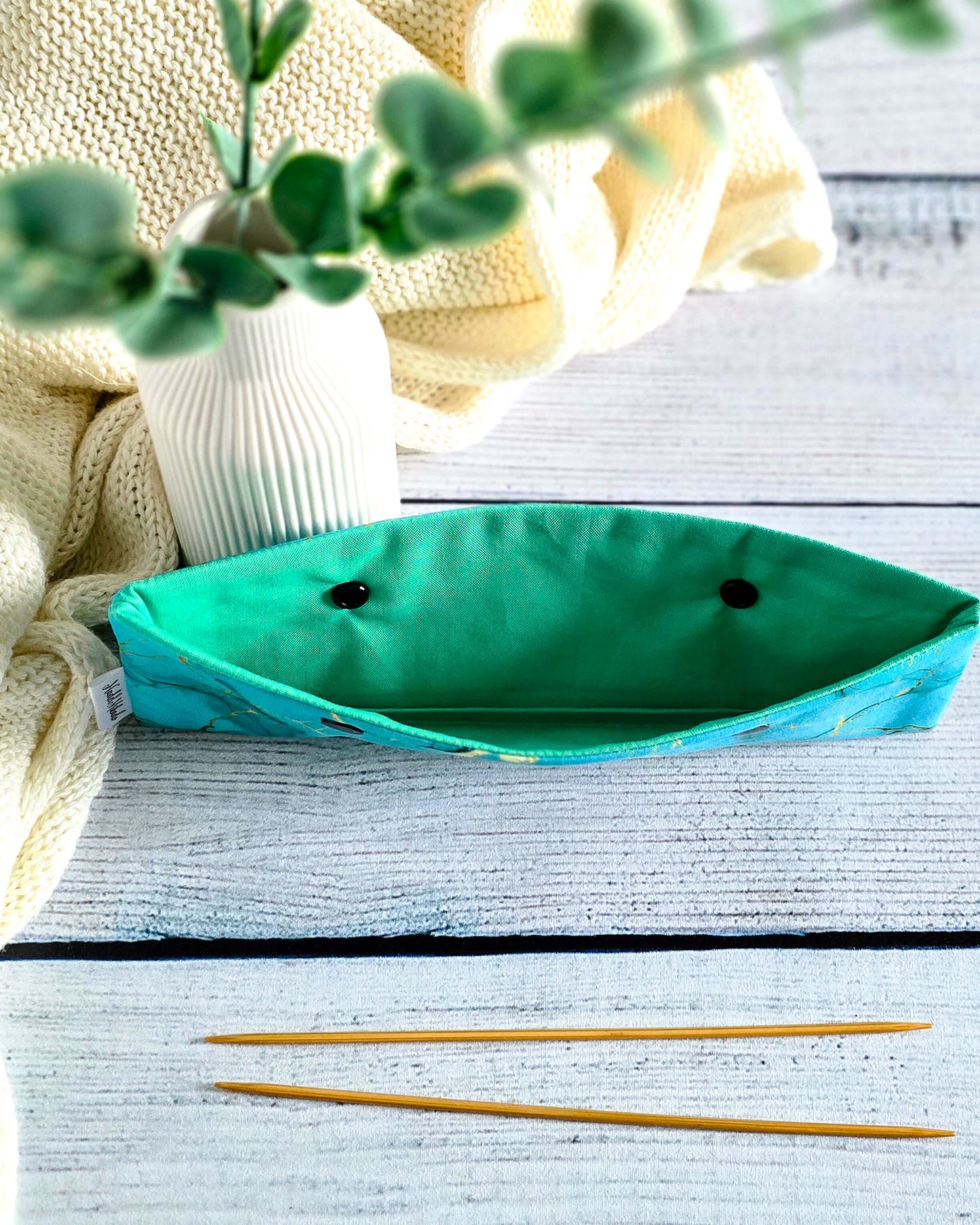 Nadelgarage „Golden Lines“ für 20 cm Nadelspiele mit zwei Druckknöpfen, handgenäht aus Bayern von Nadelmikado.