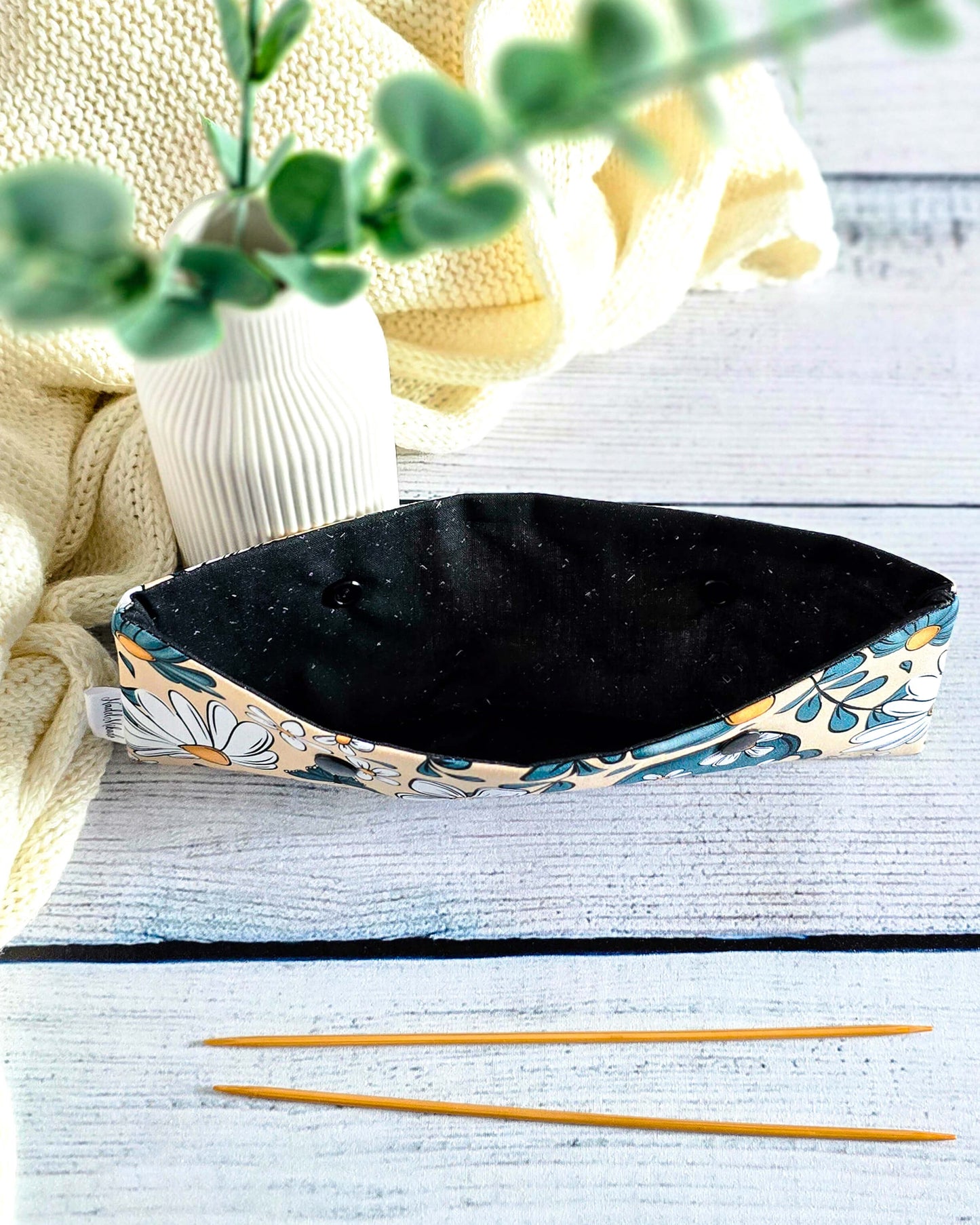 Nadelgarage „Tea & Daisies“ für 20 cm Nadelspiele mit zwei Druckknöpfen, handgenäht von Nadelmikado aus Bayern