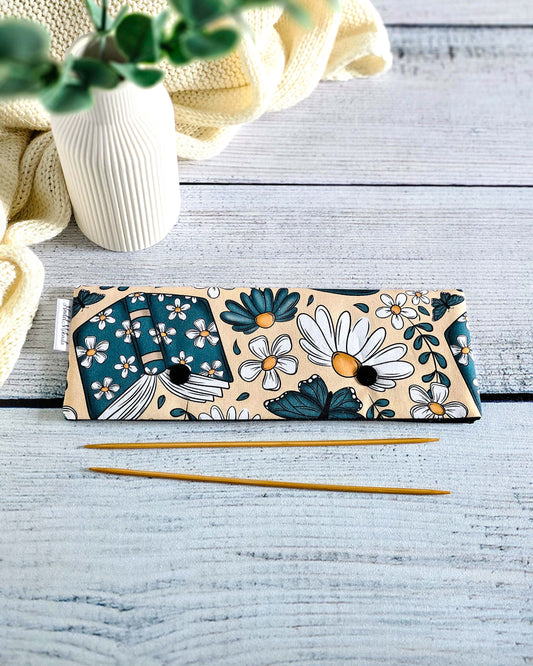 Nadelgarage „Tea & Daisies“ für 20 cm Nadelspiele mit zwei Druckknöpfen, handgenäht von Nadelmikado aus Bayern