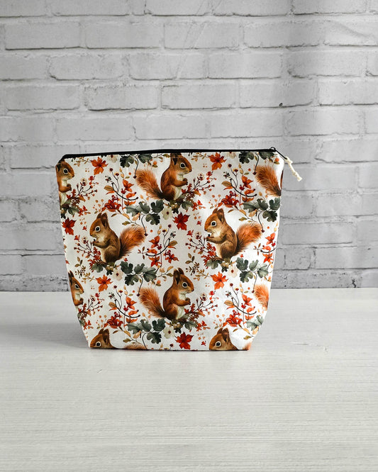 Njord Bag mit Eichhörnchenmotiv, handgenähte Reißverschlusstasche von Nadelmikado aus Bayern