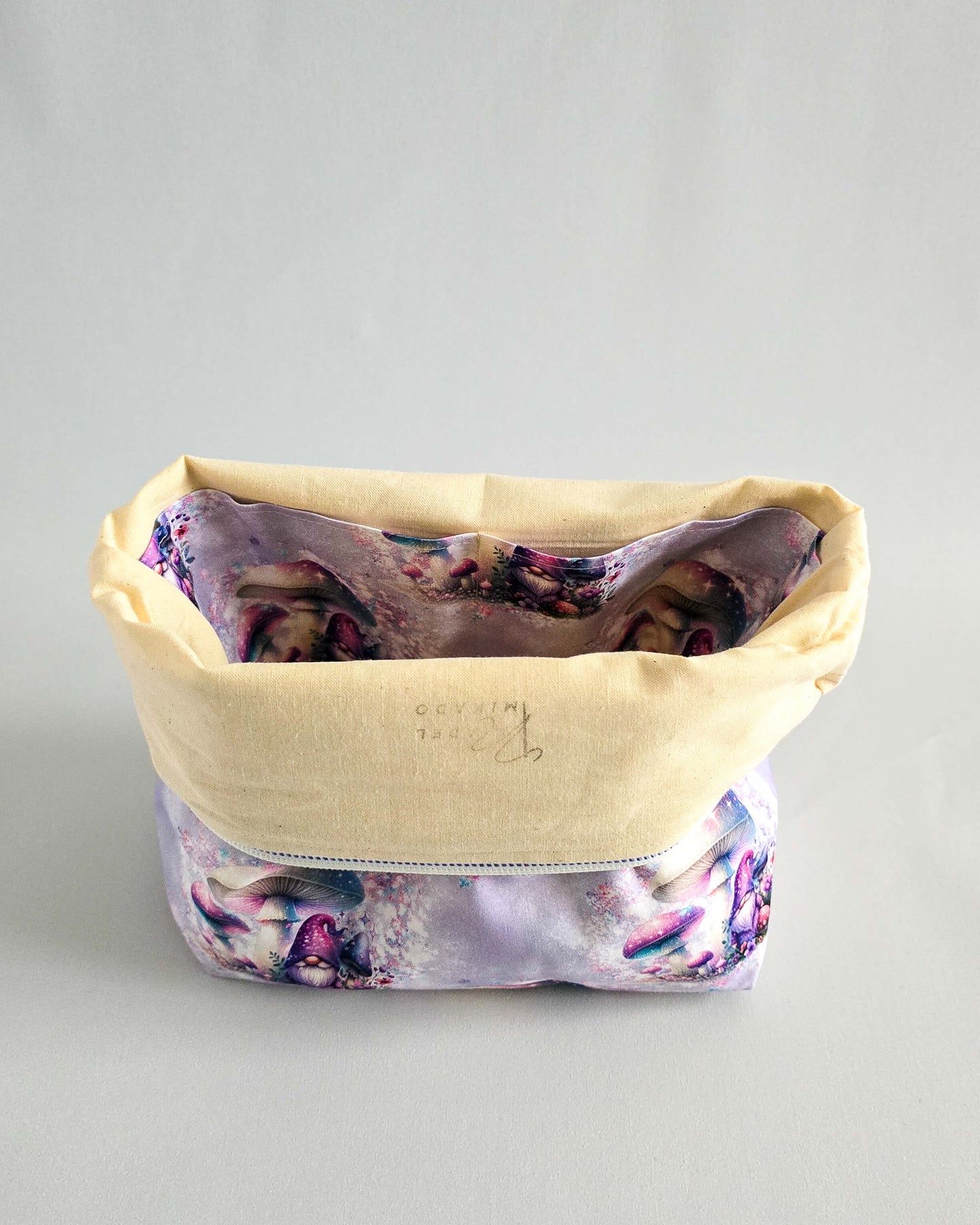 Njord Bag Fairy Shrooms – Projekttasche mit Pilzmotiv in Lila, handgenäht in Bayern von Nadelmikado