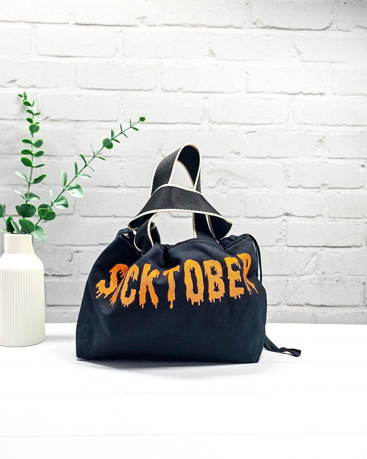 Bestickter Projektbeutel Alva S aus schwarzem Canvas mit orangefarbenem Socktober-Schriftzug, handgenäht in Bayern von NadelMikado