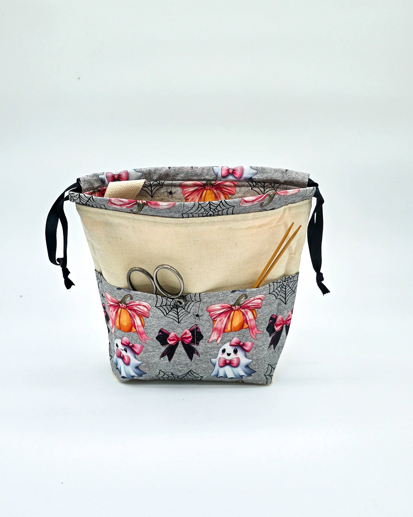 Projektbeutel Ghost & Ribbons – mit Kordelzug und Henkel, handgenäht in Bayern von Nadelmikado