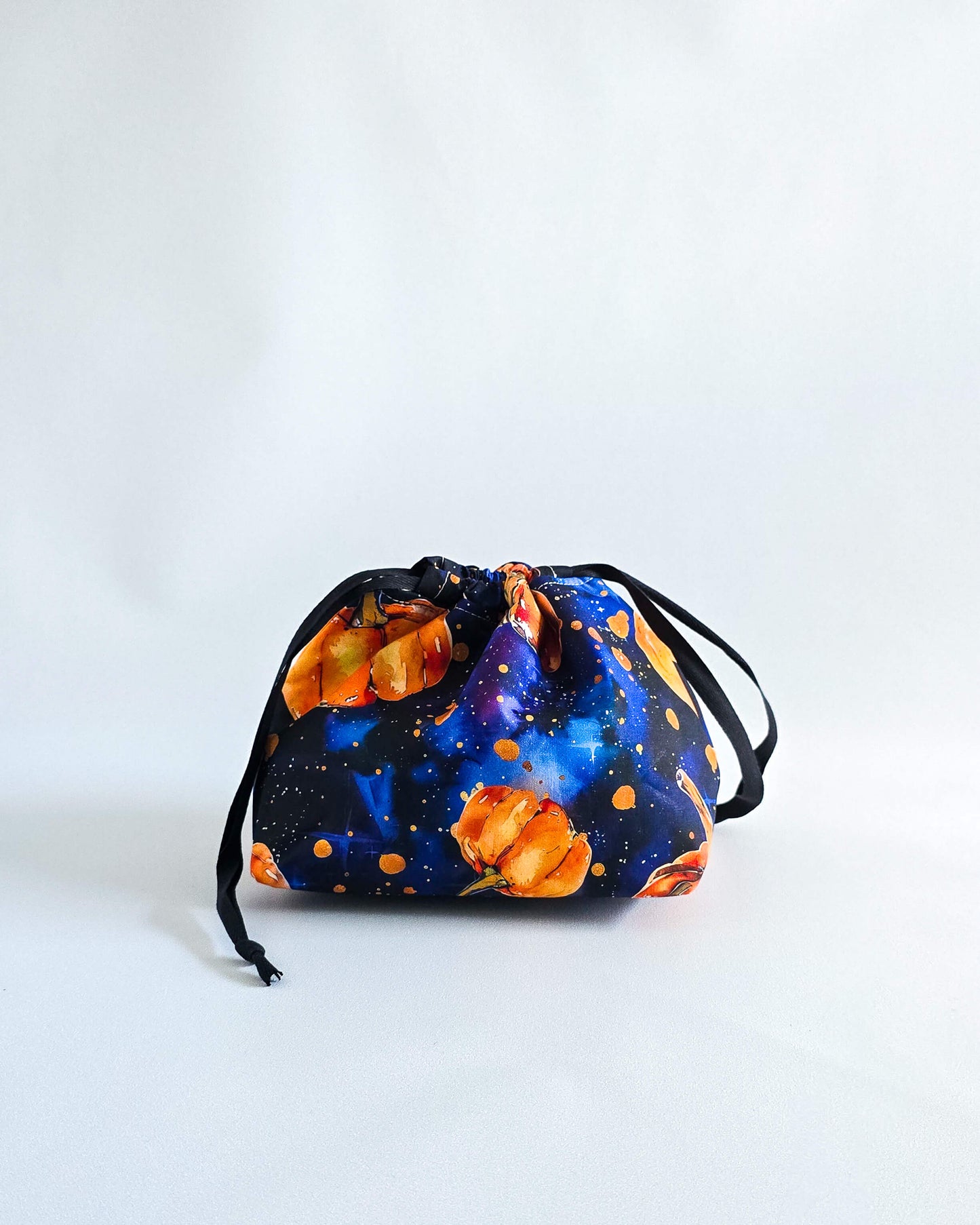 Lyra Projekttasche Halloween Galaxy mit Kürbismotiv, handgenäht in Bayern