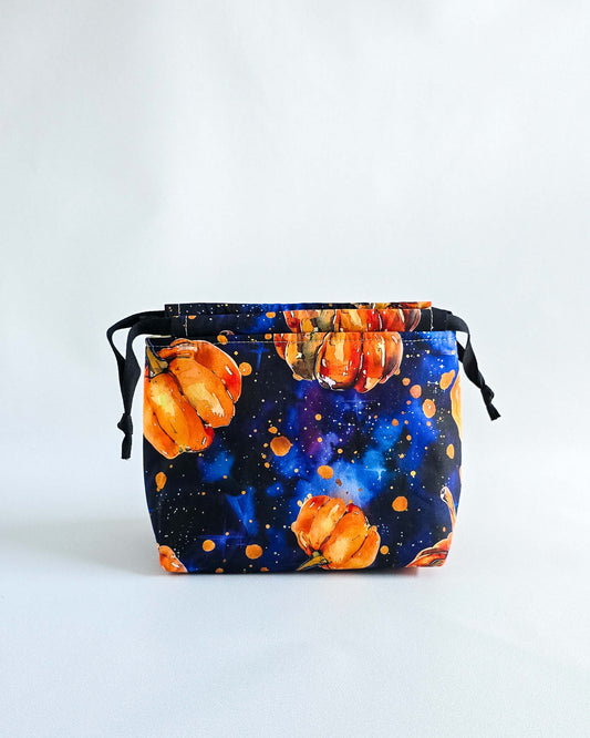 Lyra Projekttasche Halloween Galaxy mit Kürbismotiv, handgenäht in Bayern
