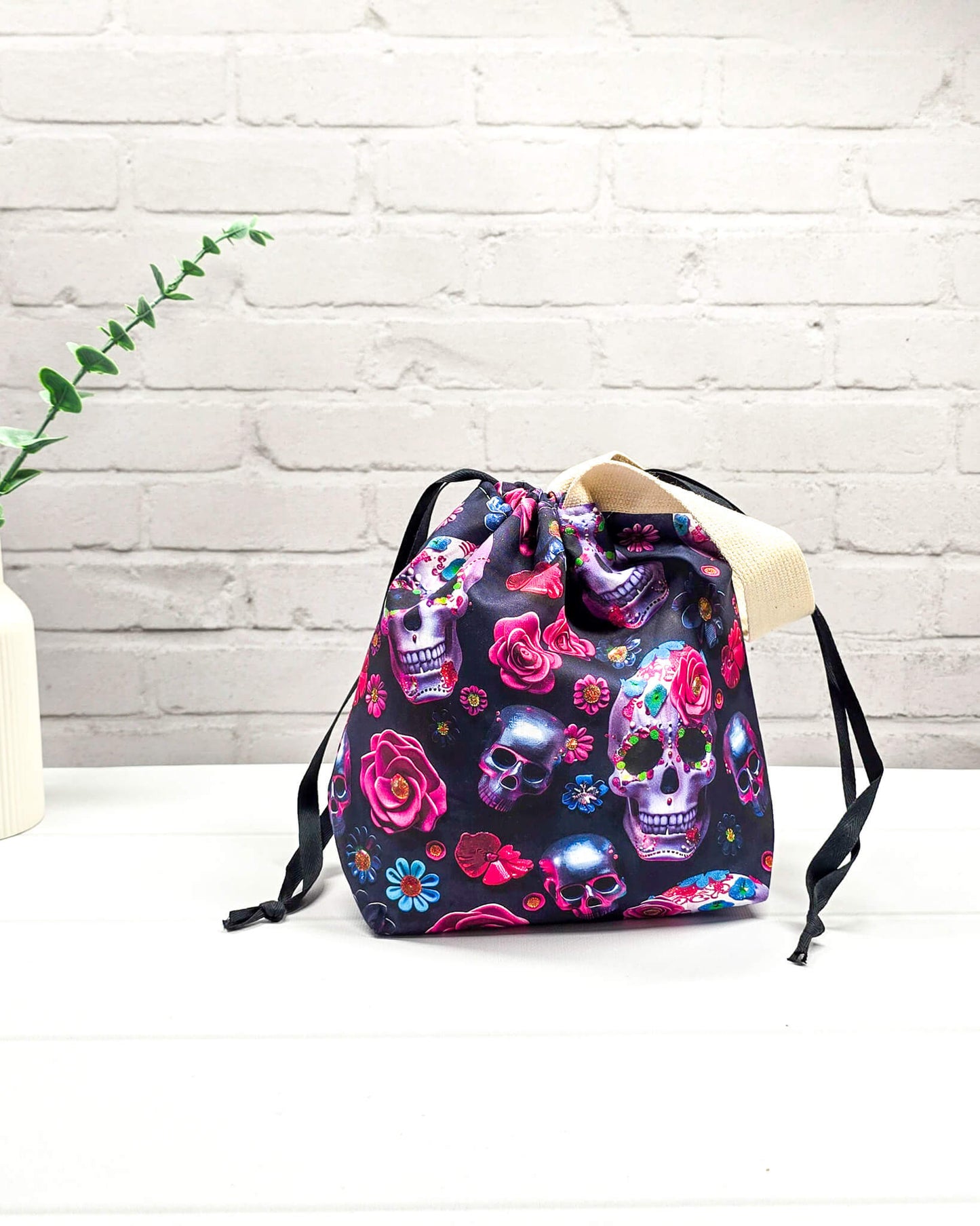 Projekttasche Tuva S mit bunten Sugar Skulls und Blumen auf schwarzem Stoff, passend für 200g Wolle - handgenäht in Bayern von Nadelmikado