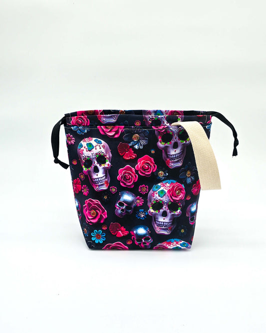 Projektbeutel Sugar Skull – mit Kordelzug und Henkel, handgenäht in Bayern von Nadelmikado
