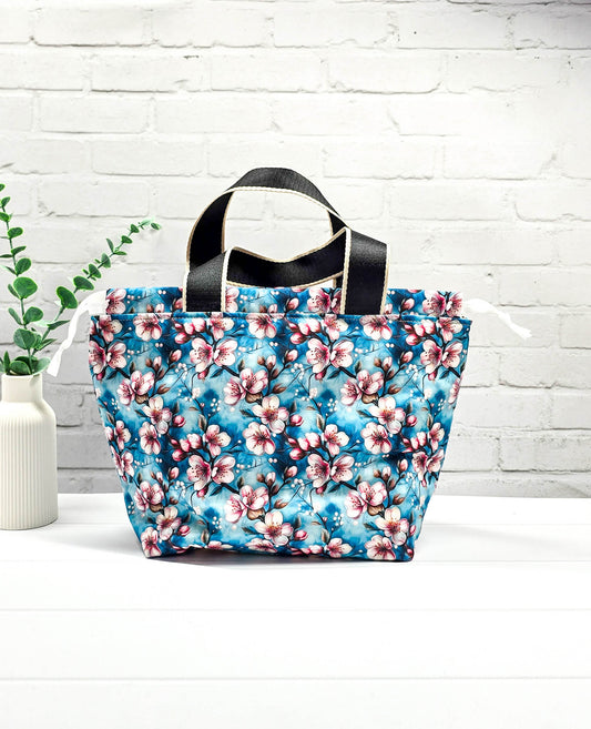 Projekttasche Alva M blau rosa floral handgenäht Bayern von Nadelmikado